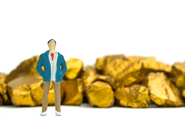 Figure homme d'affaires miniature ou petites personnes avec pile d'or n — Photo