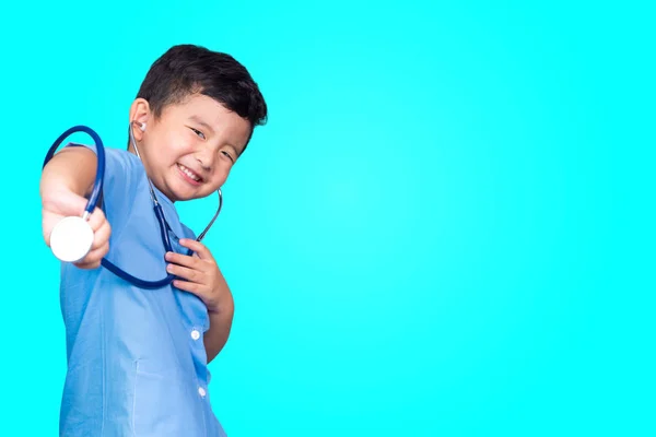 Sonriente niño asiático en uniforme médico azul celebración estetoscopio lo —  Fotos de Stock