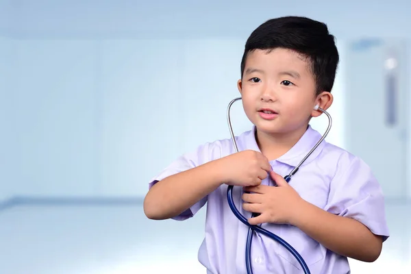 Asiático tailandés niño con médico estetoscopio mirando cámara, healt — Foto de Stock