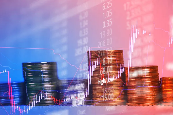Doppelbelichtung von Münzstapel mit Börsenbildschirm-Boa — Stockfoto