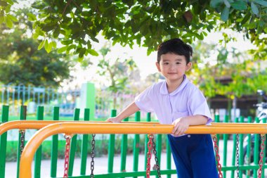 Asyalı çocuk asmak maymun bar veya outd göre toplam için denge çubuğu