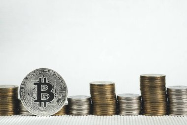 Bitcoin dijital para ve para para yığını, kripto closeup