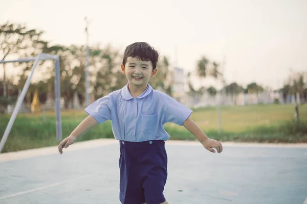 Gambar anak-anak Asia yang bahagia dengan seragam sekolah — Stok Foto