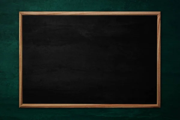 Abstracte blackboard of schoolbord met frame op houten pagina — Stockfoto