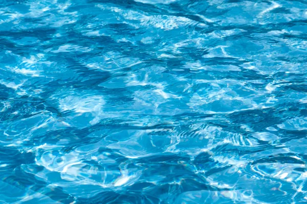 Surface d'eau à ondulation bleue et lumineuse dans la piscine avec soleil r — Photo