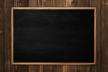 Soyut yazı tahtası veya kara tahta ahşap adam karede ile