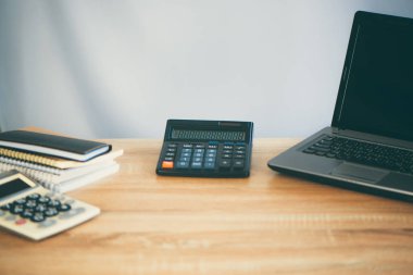 Ofis malzemeleri veya ofis işleri çalışma temel araçlar öğeleri 