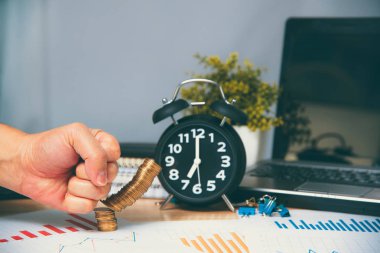 Çekiç el tarafından kırma altın sikke yığınları, iş iflas c