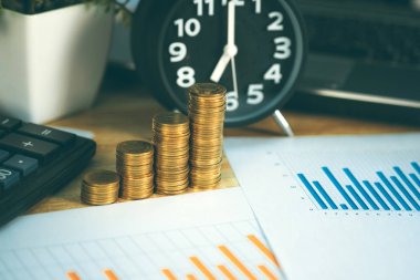 Para yığını ve defter Calcula ile finansal grafik kağıt levha