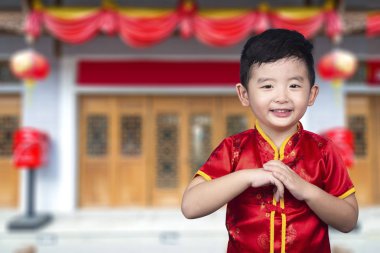 Mutlu Asya Çin giyen kırmızı geleneksel kostümlü üzerinde Çince çocuk 
