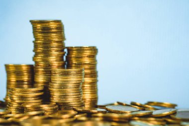 Çift pozlama madeni para ile şehir içinde mali grafik yığını ve