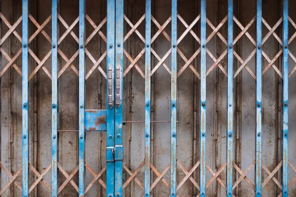 A porta do obturador de aço vintage enferrujado com bloqueio . — Fotografia de Stock