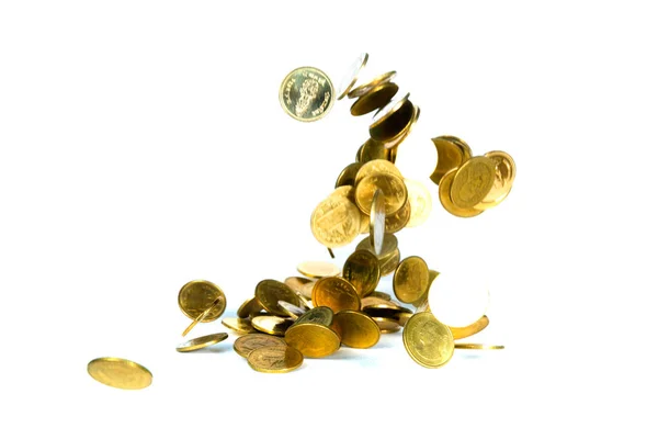 Падаюча золота монета, літаюча монета, гроші на дощ ізольовані на білому фоні — стокове фото