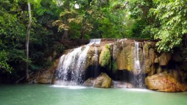 Erawan Milli Parkı ya da Tayland Kanchanaburi eyaletinde Erawan Şelalesi. seyahat tatil gezisi. 4k Ultra HD.