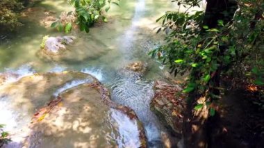 Erawan Milli Parkı ya da Tayland Kanchanaburi eyaletinde Erawan Şelalesi. seyahat tatil gezisi. 4k Ultra HD.