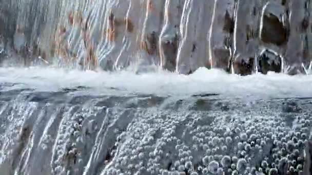 Macro Disparo Flujo Agua Cayendo Agua Haciendo Espuma Fuente Cámara — Vídeos de Stock