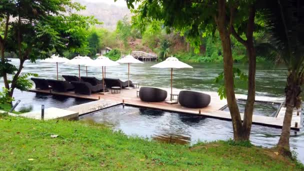 Ligstoel Daybeds Parasols Waterfront Raft Resort Buurt Van River Kwai — Stockvideo