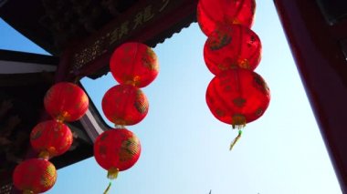 Çin yeni yıl Festivali, 4k Ultra HD yavaş hareket kutlamak için, Joss evde veya Çin tapınağında asılı kırmızı Çinli fener.