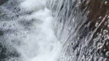 Su akışı içine düşen makro çekim su yapma köpük Çeşme yavaş hareket Full HD, 1080p