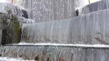 Parkta büyük Çeşme, su akışı su içine düşen fıskiye yavaş hareket Ultra HD, 4k.