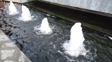 Su çeşmesi ateş ve yavaş çekim Uhd, 4k ultra Hd sıçramadamla