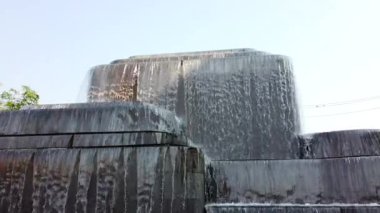 Parkta büyük Çeşme, su akışı su içine düşen fıskiye yavaş hareket Ultra HD, 4k.