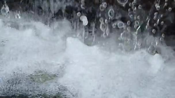 Makró Lövés Víz Áramlását Zuhan Vízbe Hogy Hab Szökőkút Lassított — Stock videók