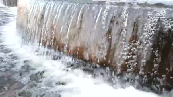 Macro Tiro Fluxo Água Caindo Água Fazendo Espuma Fonte Câmera — Vídeo de Stock