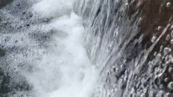 Макро Знімок Потоку Води Падає Воду Роблячи Піну Фонтані Повільним — стокове відео