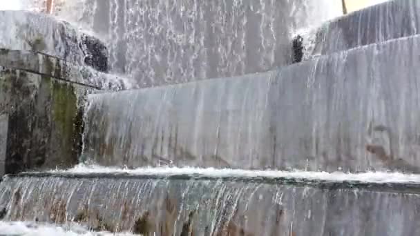 Gran Fuente Parque Flujo Agua Que Cae Agua Haciendo Espuma — Vídeo de stock