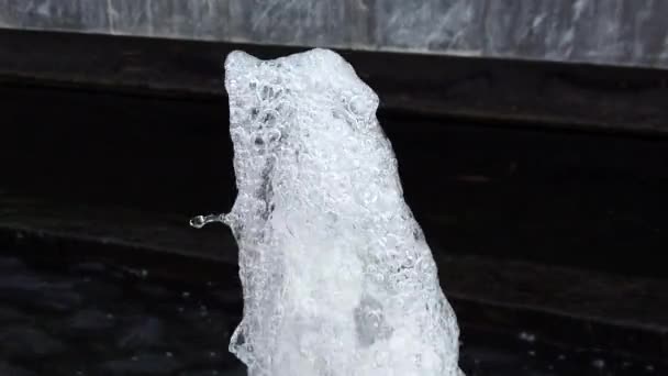 Makroaufnahme Von Wasserfontänen Schießen Die Höhe Und Tropfen Spritzen Zeitlupe — Stockvideo