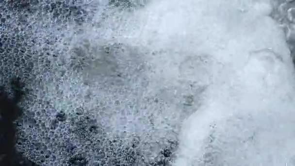 Makroaufnahme Des Wasserflusses Der Ins Wasser Fällt Und Springbrunnen Zeitlupe — Stockvideo