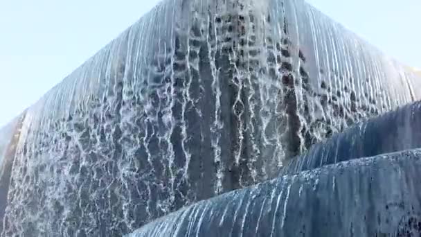 Великий Фонтан Парку Вода Падає Вниз Воду Роблячи Піну Фонтані — стокове відео