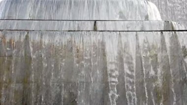 Parkta büyük Çeşme, su akışı su içine düşen fıskiye yavaş hareket Ultra HD, 4k.