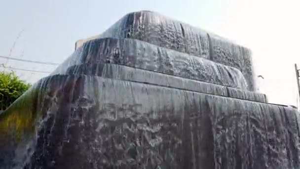 Nagy Szökőkút Parkban Víz Áramlását Zuhan Vízbe Hogy Hab Szökőkút — Stock videók