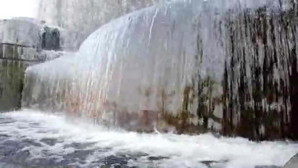 Fonte Grande Parque Fluxo Água Caindo Água Fazendo Espuma Fonte — Vídeo de Stock