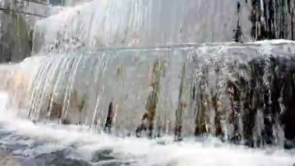 公園の大きな噴水 水の流れが噴水ウルトラHd 4Kで泡を作る水に落ちる — ストック動画