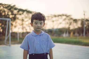 Açık okul üniformalı bir mutlu Asya öğrenci çocuk portresi 