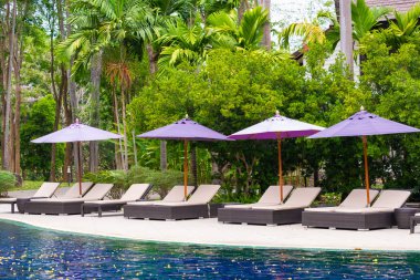 Şezlong veya güneşlik, özel yüzme havuzunun yakınında, Güneş şemsiyeli
