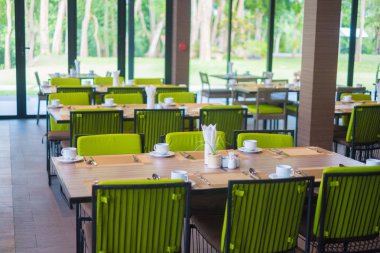 Rüzgar yakın masa ve koltuk ile otelin boş Restoran parçası