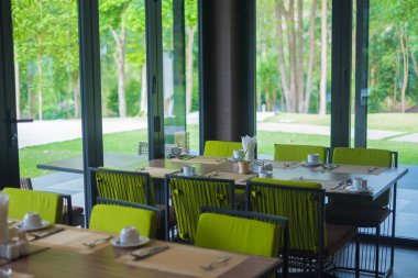 Rüzgar yakın masa ve koltuk ile otelin boş Restoran parçası