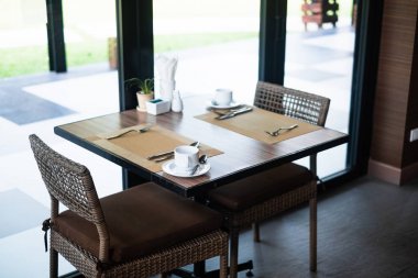 Rüzgar yakın masa ve koltuk ile otelin boş Restoran parçası