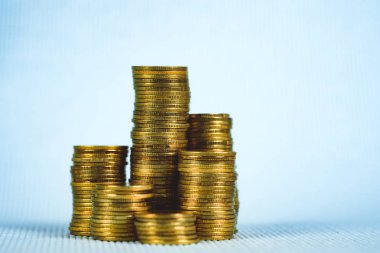 Çift pozlama madeni para ile şehir içinde mali grafik yığını ve