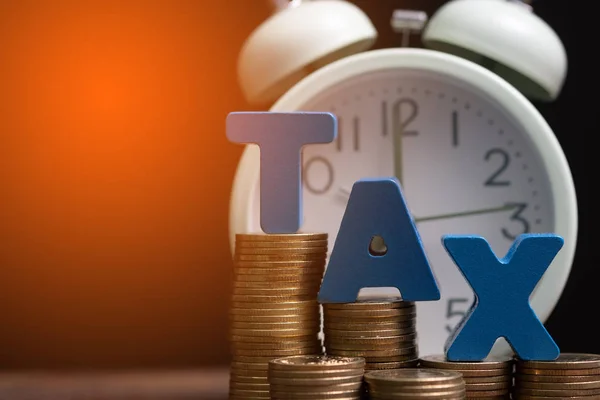 Час платити концепцію TAX. Алфавіт TAX зі стопкою монети і вінілу — стокове фото