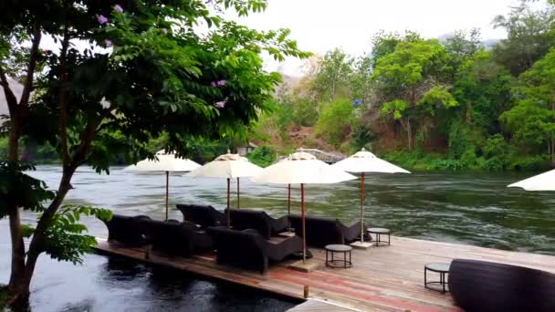 Ligstoel Daybeds Parasols Waterfront Raft Resort Buurt Van River Kwai — Stockvideo