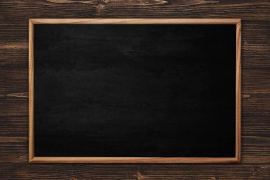 Soyut yazı tahtası veya kara tahta ahşap adam karede ile