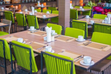 Rüzgar yakın masa ve koltuk ile otelin boş Restoran parçası