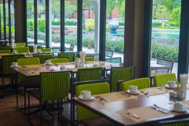 Rüzgar yakın masa ve koltuk ile otelin boş Restoran parçası