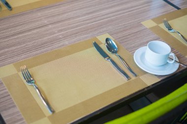 Kahvaltı için restoranda yemek masasında sıcak kahve fincanı.