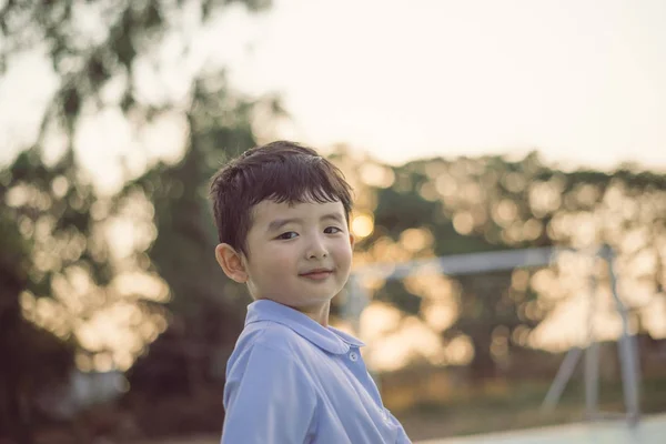 Retrato ao ar livre de uma criança estudante asiática feliz em uniforme escolar — Fotografia de Stock